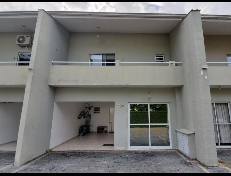 Casa no Bairro Pirabeiraba em Joinville com 3 Dormitórios (1 suíte) e 111 m² - SR096