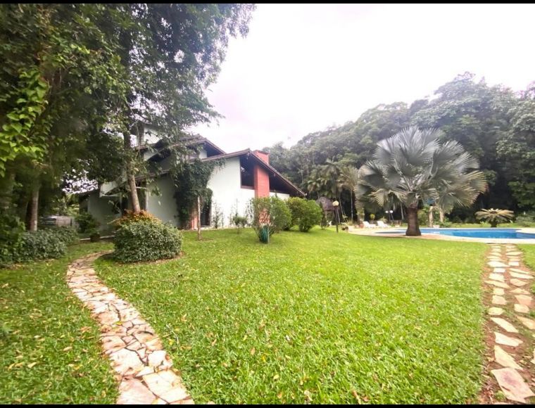 Casa no Bairro Pirabeiraba em Joinville com 4 Dormitórios (1 suíte) - KR118