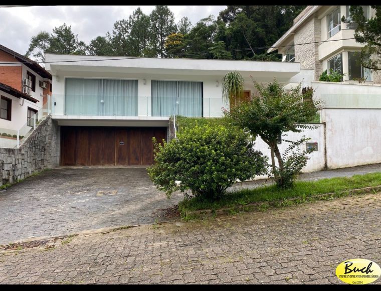 Casa no Bairro Saguaçú em Joinville com 3 Dormitórios (3 suítes) - BU53838V