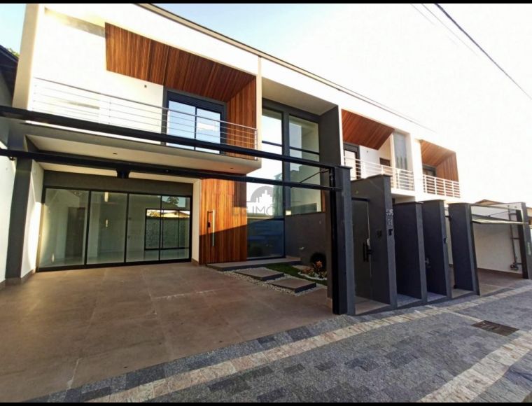 Casa no Bairro Saguaçú em Joinville com 3 Dormitórios (1 suíte) e 157 m² - LG8421