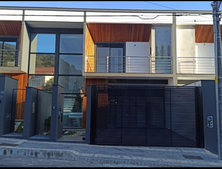 Casa no Bairro Saguaçú em Joinville com 3 Dormitórios (1 suíte) - LG8422