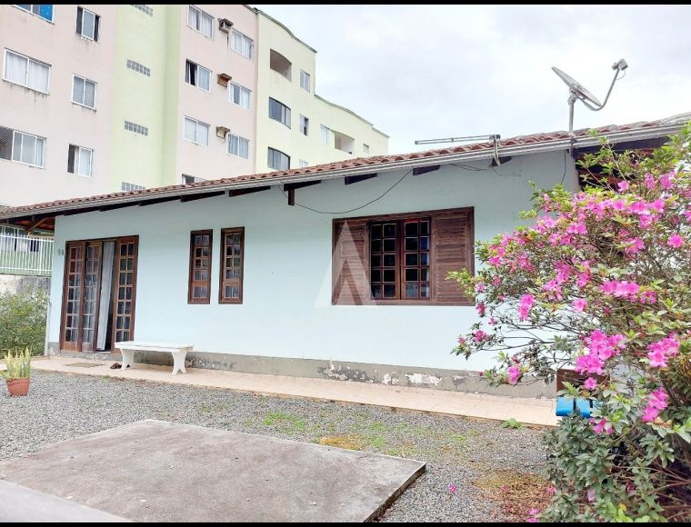 Casa no Bairro Saguaçú em Joinville com 2 Dormitórios (1 suíte) - 23660