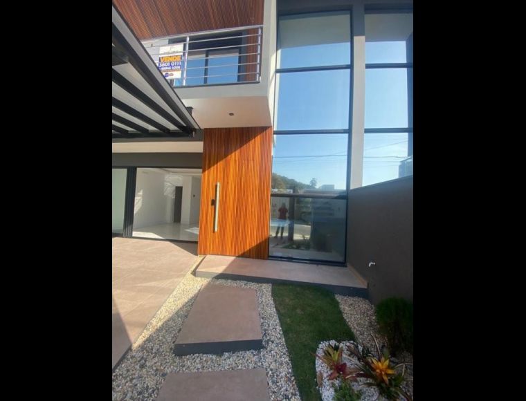 Casa no Bairro Saguaçú em Joinville com 3 Dormitórios (1 suíte) e 161 m² - KR045