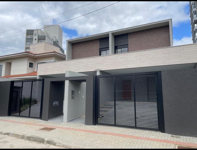 Casa no Bairro Santo Antônio em Joinville com 3 Dormitórios (3 suítes) - LG8873
