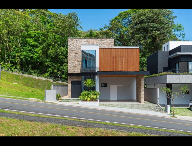 Casa no Bairro Vila Nova em Joinville com 3 Dormitórios (3 suítes) - LG8606