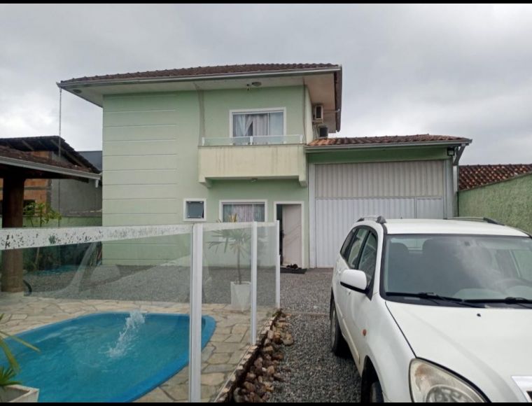 Casa no Bairro Vila Nova em Joinville com 3 Dormitórios - KR426