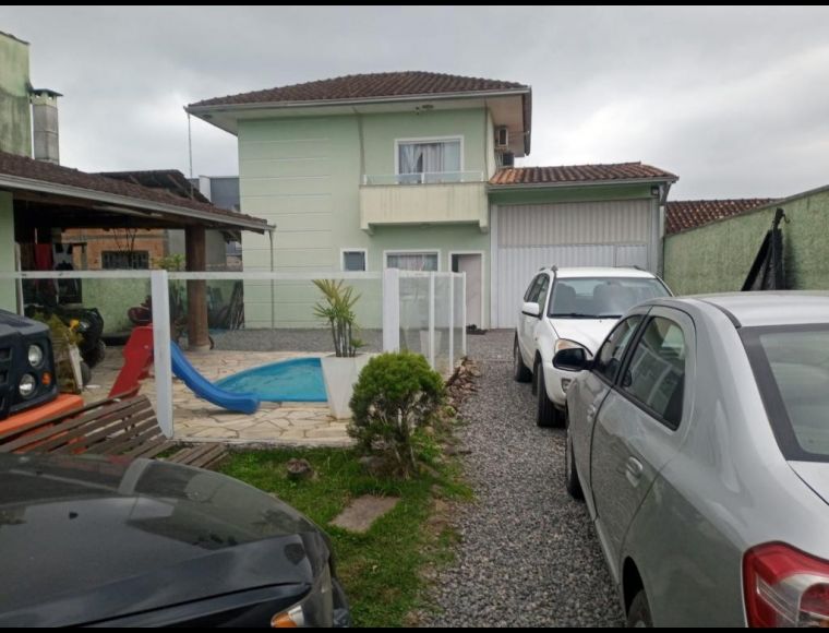 Casa no Bairro Vila Nova em Joinville com 3 Dormitórios - KR426
