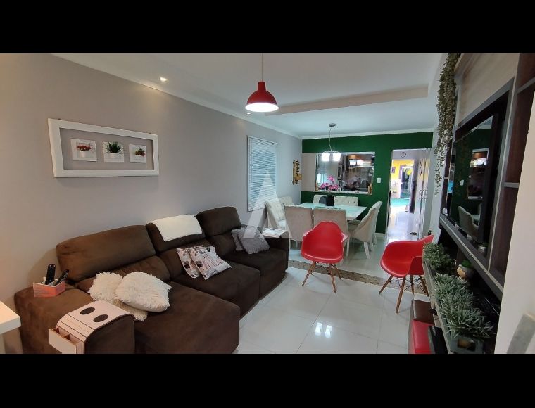 Casa no Bairro Vila Nova em Joinville com 3 Dormitórios (1 suíte) - 25594