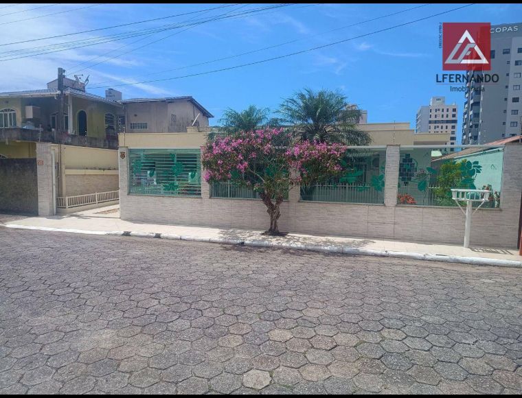 Casa no Bairro Centro em Navegantes com 3 Dormitórios (1 suíte) e 188 m² - CA0173