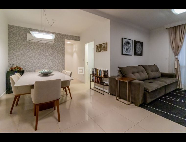 Apartamento no Bairro Centro em Palhoça com 3 Dormitórios (3 suítes) e 118 m² - 20656
