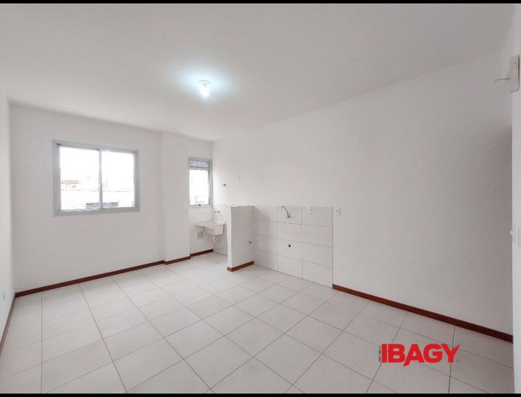 Apartamento no Bairro Ponte do Imaruim em Palhoça com 1 Dormitórios e 50 m² - 121422