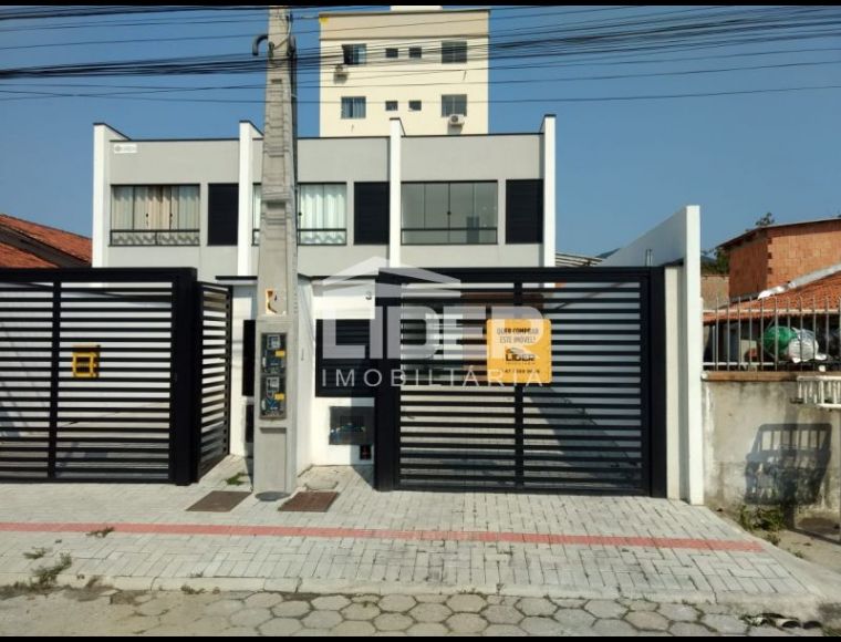 Casa no Bairro Balneário Perequê em Porto Belo com 2 Dormitórios e 73.33 m² - 3274