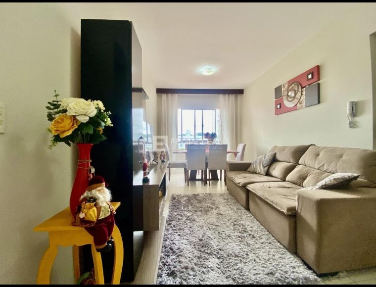Apartamento no Bairro Barreiros em São José com 2 Dormitórios e 59 m² - 20905
