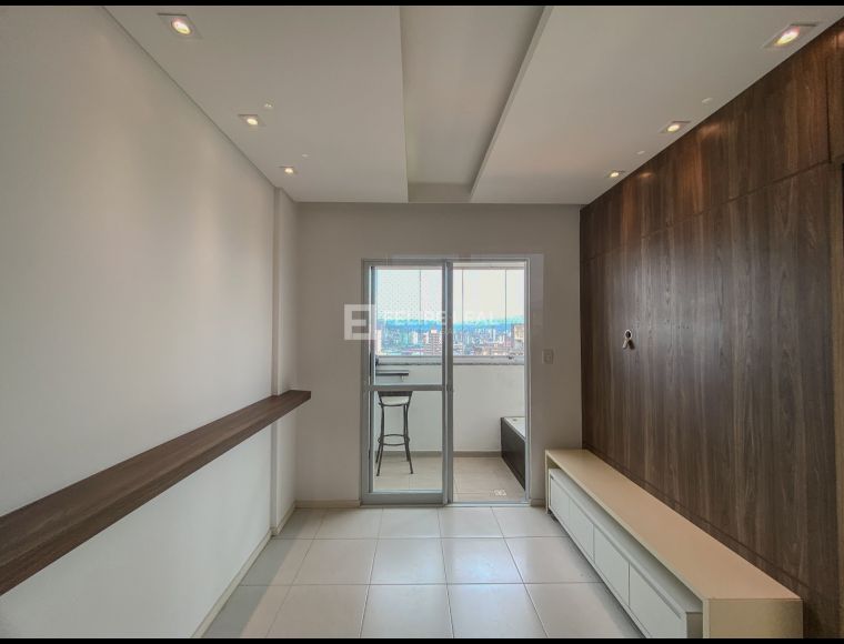 Apartamento no Bairro Barreiros em São José com 2 Dormitórios e 57 m² - 21290