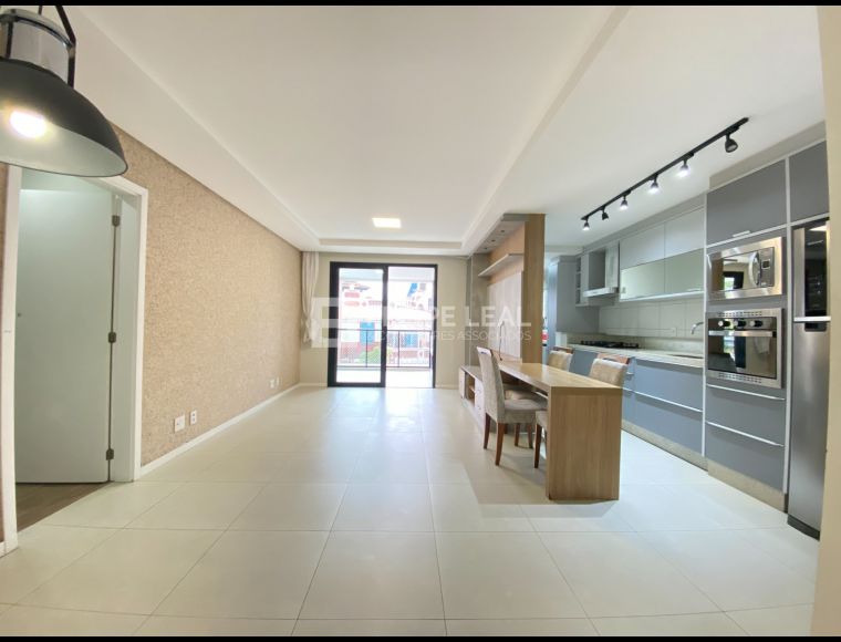 Apartamento no Bairro Centro em São José com 3 Dormitórios (3 suítes) e 110 m² - 17780
