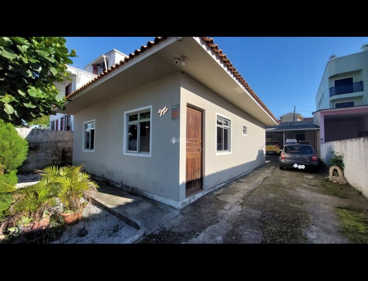 Casa no Bairro Serraria em São José com 3 Dormitórios (1 suíte) - 438999