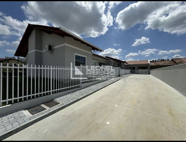Casa no Bairro Araponguinhas em Timbó com 2 Dormitórios e 70 m² - LR361