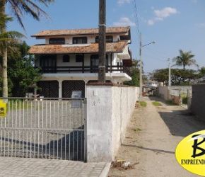Casa em Balneário Barra do Sul com 6 Dormitórios (2 suítes) - BU54182V