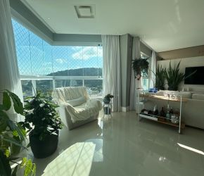 Apartamento no Bairro Centro em Balneário Camboriú com 3 Dormitórios (3 suítes) e 136 m² - 260