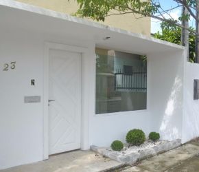 Casa no Bairro Ariribá em Balneário Camboriú com 3 Dormitórios (3 suítes) - CA0046