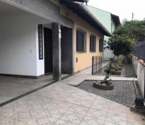 Casa no Bairro Centro em Balneário Camboriú com 3 Dormitórios (1 suíte) - 463732