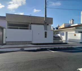 Casa no Bairro Centro em Balneário Camboriú com 4 Dormitórios (3 suítes) - 469056