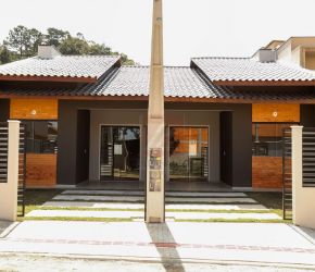 Casa no Bairro Itacolomi em Balneário Piçarras com 2 Dormitórios (1 suíte) e 75 m² - 100279