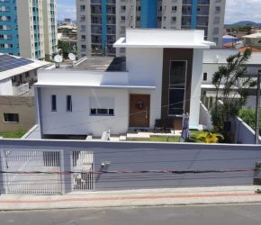 Casa no Bairro Centro em Barra Velha com 3 Dormitórios (1 suíte) e 225.34 m² - CA00085