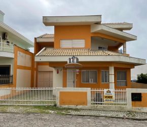 Casa no Bairro Centro em Barra Velha com 5 Dormitórios (1 suíte) e 300.05 m² - CA00095
