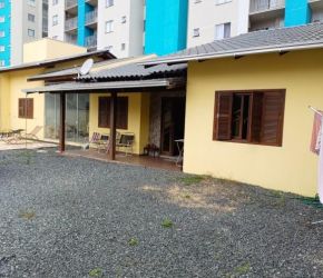 Casa no Bairro Centro em Barra Velha com 4 Dormitórios (1 suíte) - KR518