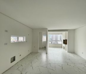 Apartamento no Bairro Vila Nova em Blumenau com 3 Dormitórios (3 suítes) e 82 m² - AP0180