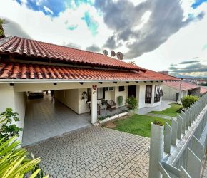 Casa no Bairro Água Verde em Blumenau com 4 Dormitórios (1 suíte) e 193 m² - 2333