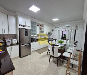 Casa no Bairro Água Verde em Blumenau com 4 Dormitórios (1 suíte) e 287 m² - 6005692