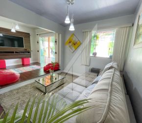 Casa no Bairro Água Verde em Blumenau com 4 Dormitórios (2 suítes) e 220 m² - 6724