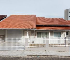 Casa no Bairro Itoupava Norte em Blumenau com 3 Dormitórios (1 suíte) e 205 m² - CA0098