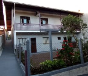 Casa no Bairro Itoupavazinha em Blumenau com 3 Dormitórios (1 suíte) e 160 m² - RD1684