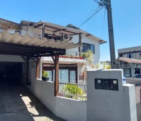 Casa no Bairro Valparaiso em Blumenau com 4 Dormitórios (1 suíte) - 4651406