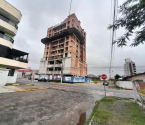 Apartamento no Bairro Taboleiro em Camboriú com 3 Dormitórios (1 suíte) - 473437