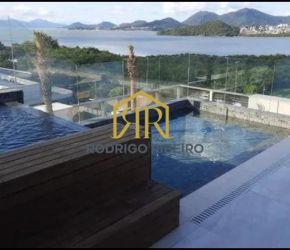 Apartamento no Bairro Agronômica em Florianópolis com 3 Dormitórios (3 suítes) - A3386
