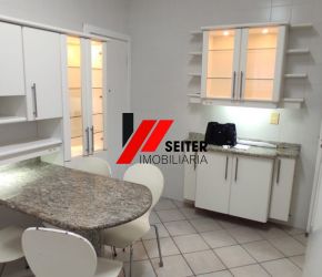 Apartamento no Bairro Centro em Florianópolis com 3 Dormitórios e 136 m² - AP01866L