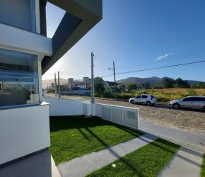 Casa no Bairro Açores em Florianópolis com 3 Dormitórios (1 suíte) - 427982