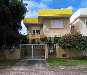 Casa no Bairro Açores em Florianópolis com 3 Dormitórios (1 suíte) e 280 m² - 426539