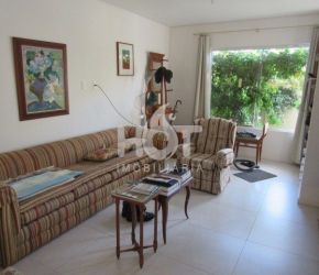 Casa no Bairro Açores em Florianópolis com 3 Dormitórios (1 suíte) e 280 m² - 426539
