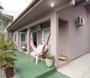 Casa no Bairro Barra da Lagoa em Florianópolis com 3 Dormitórios (1 suíte) - 440259