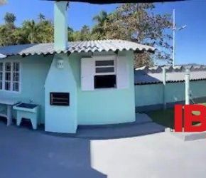 Casa no Bairro Cacupé em Florianópolis com 3 Dormitórios (1 suíte) e 200 m² - 121906