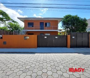 Casa no Bairro Campeche em Florianópolis com 3 Dormitórios (1 suíte) e 78.98 m² - 118093