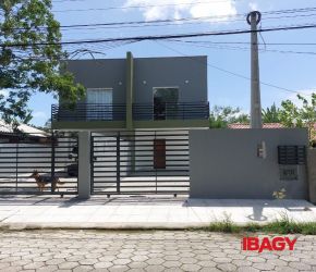 Casa no Bairro Campeche em Florianópolis com 3 Dormitórios (1 suíte) e 120 m² - 122125
