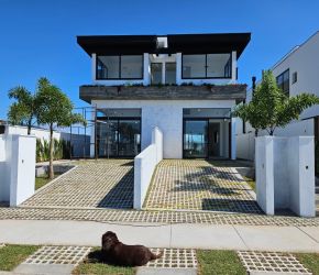 Casa no Bairro Campeche em Florianópolis com 3 Dormitórios (3 suítes) - 442517