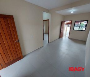 Casa no Bairro Campeche em Florianópolis com 2 Dormitórios e 75 m² - 122348