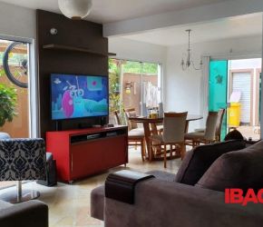 Casa no Bairro Campeche em Florianópolis com 3 Dormitórios (1 suíte) e 270 m² - 123276